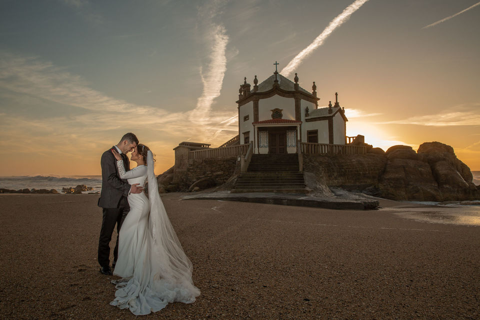 Sessão fotográfica: Trash the Dress no Porto - Portugal da Wanessa e João Sessão fotográfica: Trash the Dress no Porto - Portugal da Wanessa e João