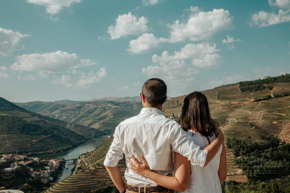 Um passeio de Barco pelo rio Douro em Pinhão, algumas taças de vinho e um pôr do Sol fantástico na sua foz - Andreia e Filipe Um passeio de Barco pelo rio Douro em Pinhão, algumas taças de vinho e um pôr do Sol fantástico na sua foz - Andreia e Filipe
