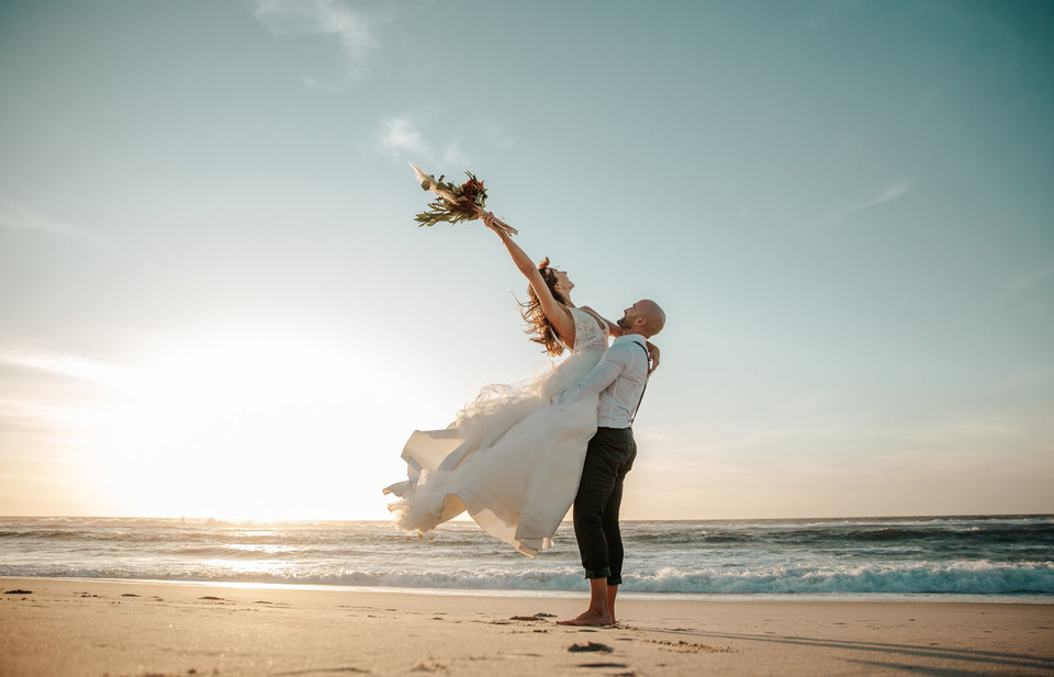 Depois do casamento, nada melhor que pegar no noivo no vestido no fotógrafo e sair por ai... Depois do casamento, nada melhor que pegar no noivo no vestido no fotógrafo e sair por ai...