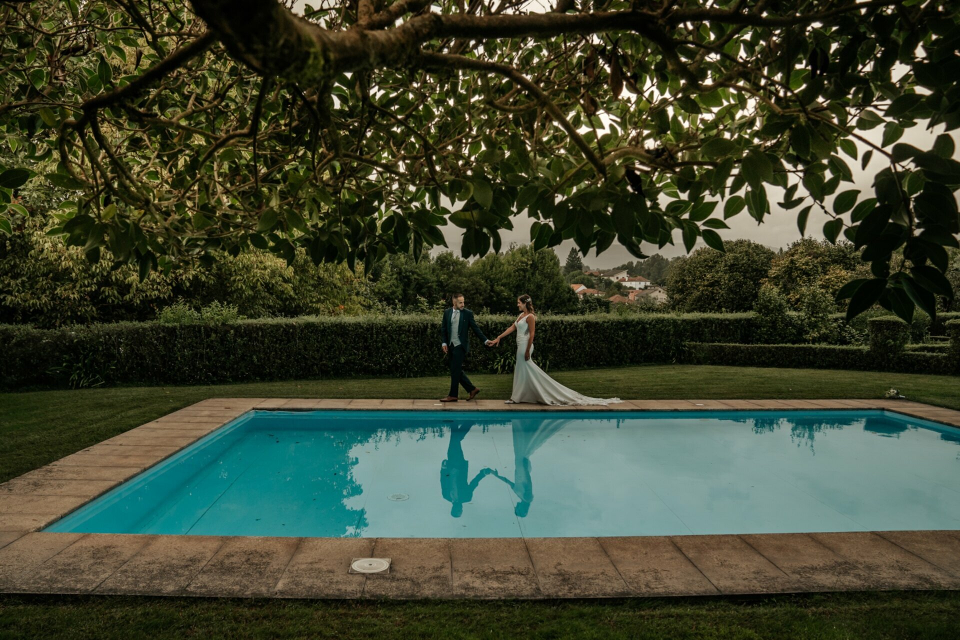 “Amor e Sorte: O Casamento de Mariana e Sandro no Solar de Vilar, com a Chuva Dando Lugar a Raios de Sol”